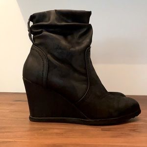 Soft Moc black wedge boots